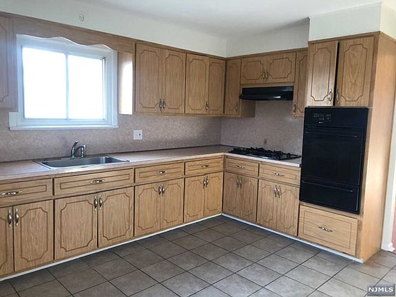 4th image of 31 Arlington Blvd Floor 2
