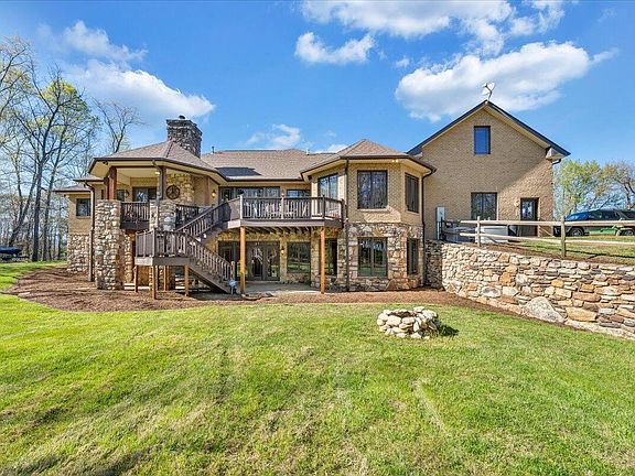 4th image of 323 Touchstone Ln