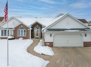 617 Two Rivers Dr, Mukwonago, WI 53149