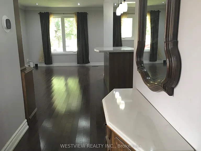 19 Coxworth Cres — Photo 7