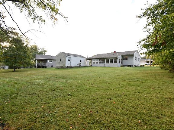 3rd image of 895 Donna Dr