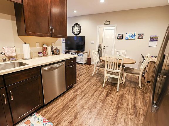 4th image of 20 & 22 Hamilton Dr #20