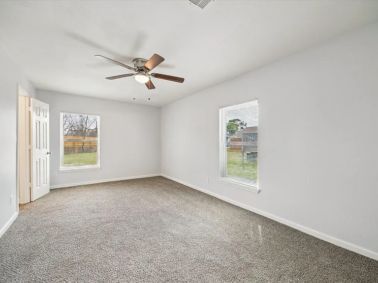 705 Westshire Dr — Photo 10