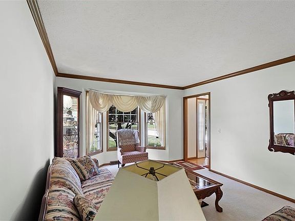 5th image of 463 Pierson Dr