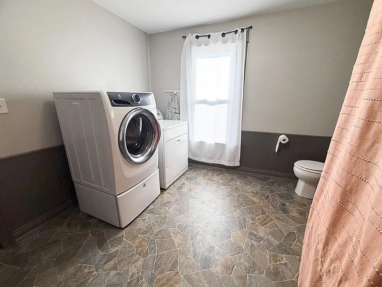 913 W Montgomery St — Photo 18