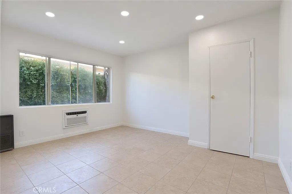 Studio, 258 sqft, $1,800 — Photo 3