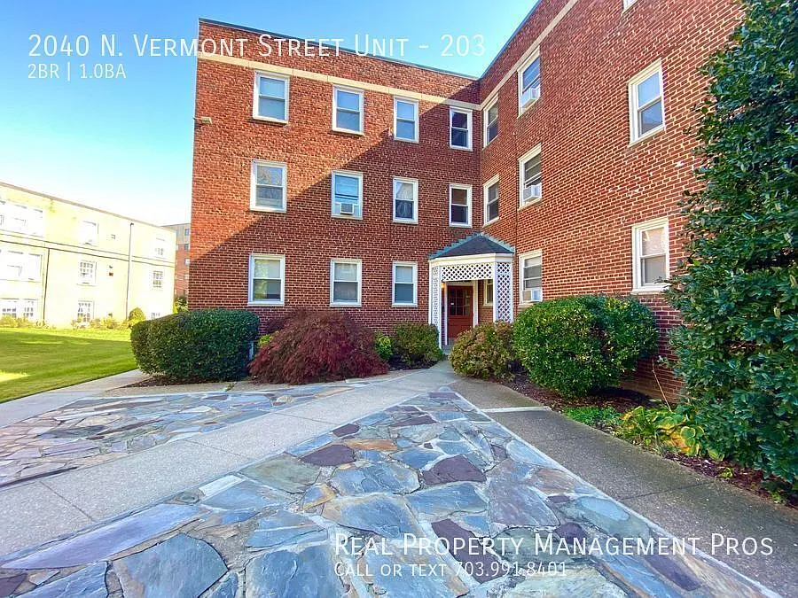 Light & Bright 2 Bedroom Apartment- Utilities Included!! — Photo 2