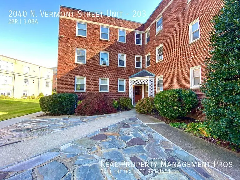 2040 N Vermont St #203 — Photo 2