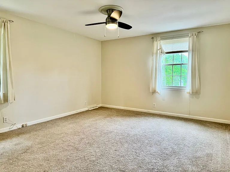 214 London Ln — Photo 19