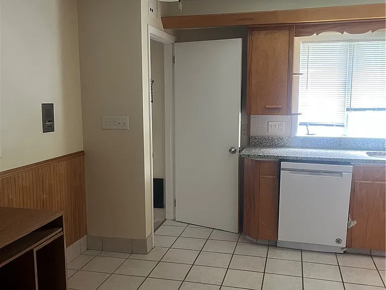 605 Crawford Ave — Photo 3