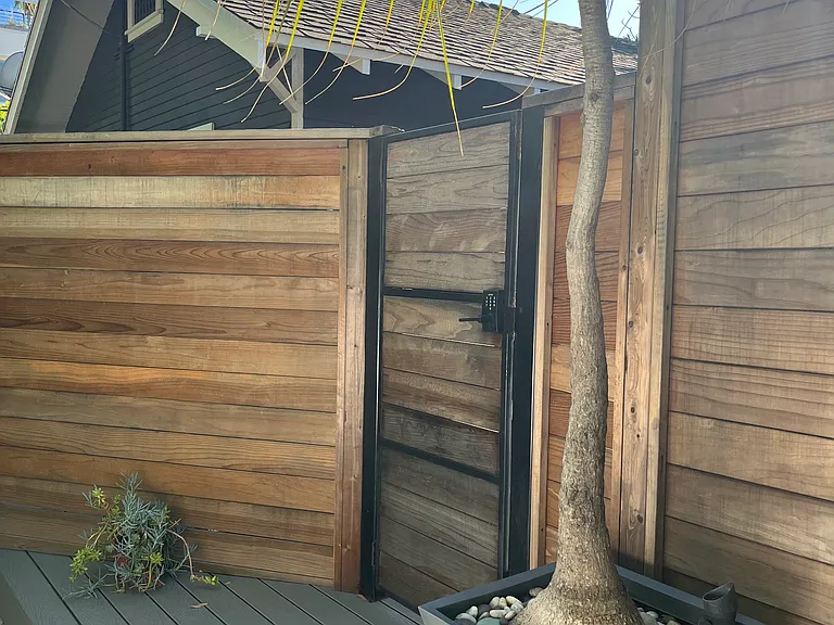 7022 De Longpre Ave #7022 — Photo 3