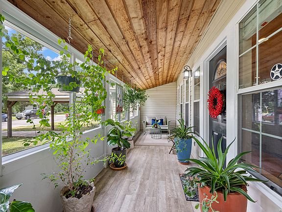 5th image of 131 LARCHMONT DR