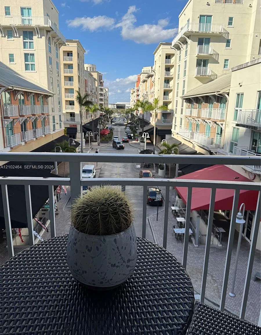 Downtown Dadeland Condo N — Photo 1