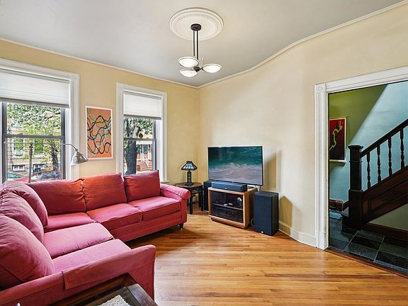 5th image of 389 Woodlawn Ave
