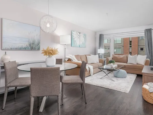 1673 Lloyd Ave #301, North Vancouver, BC V7P 0A9