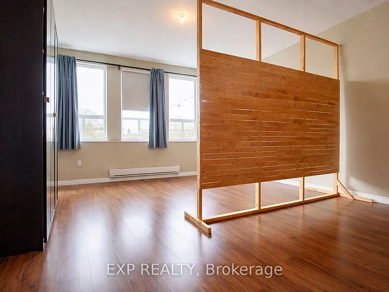 1038 Coxwell Ave #2 — Photo 6