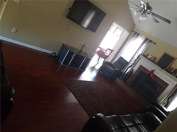 4th image of 627 Oaktree Park Ct