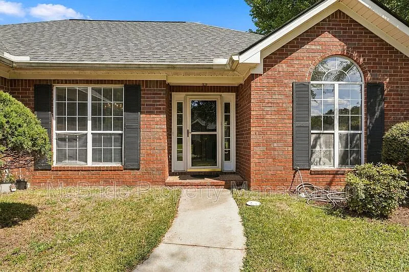 4 bed, 2.0 bath, 2100 sqft, $2,250 — Photo 2