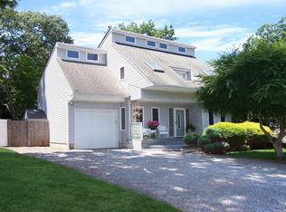 8 Commonwealth Ave, Lake Grove, NY 11755