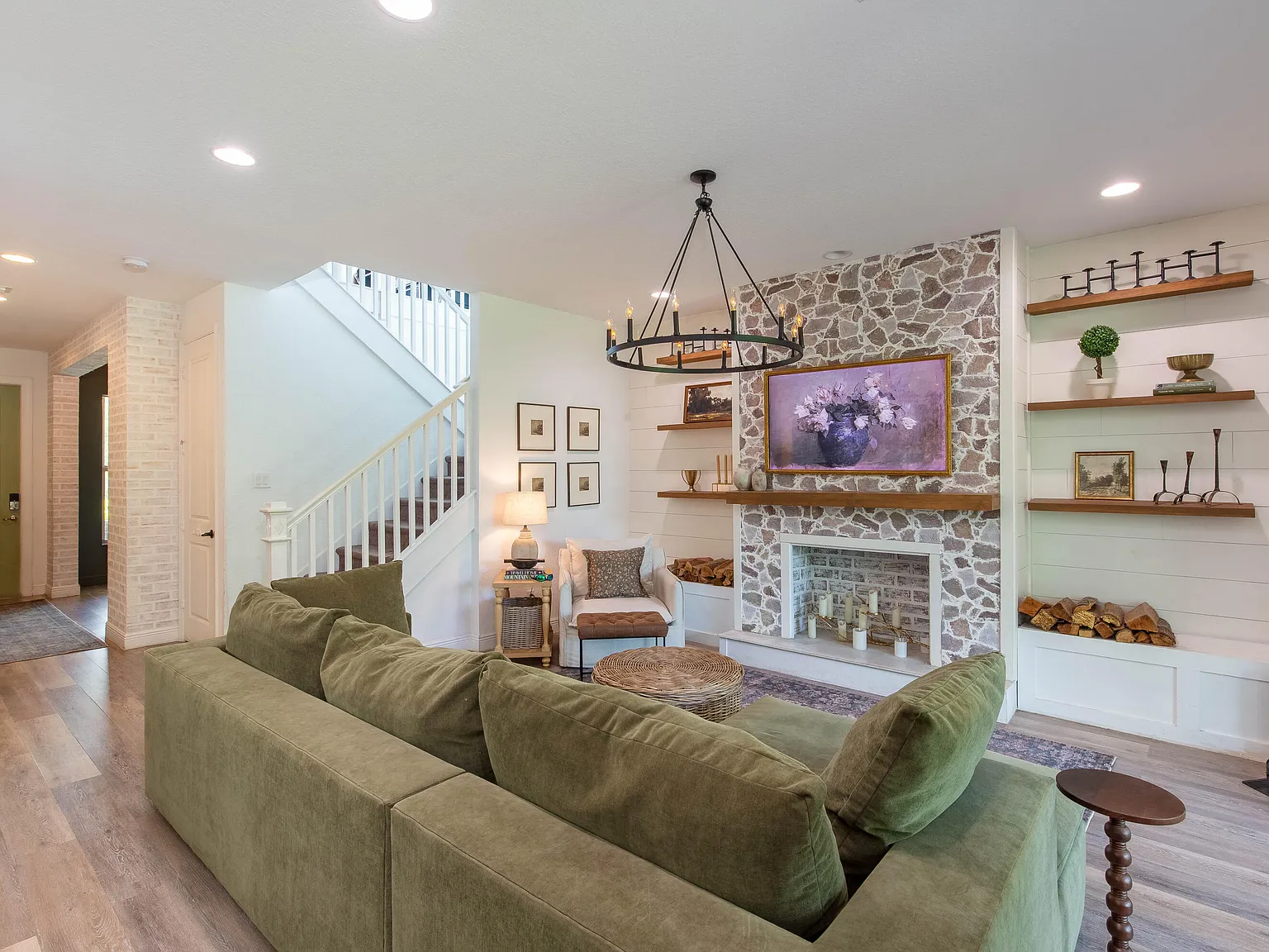 3 bed, 2.5 bath, 2418 sqft, $4,500 — Photo 2