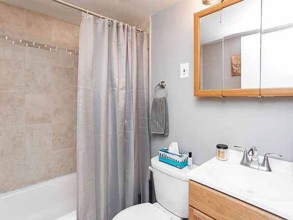 2nd image of 515 Semple St APT 2