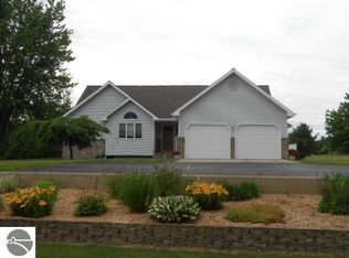 988 N Lumberjack Rd, Sumner, MI 48889