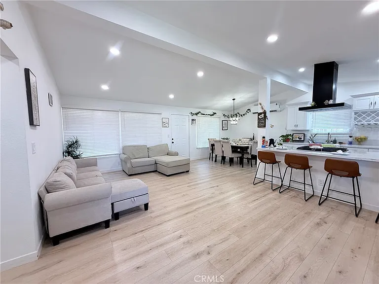 657 E King St — Photo 3