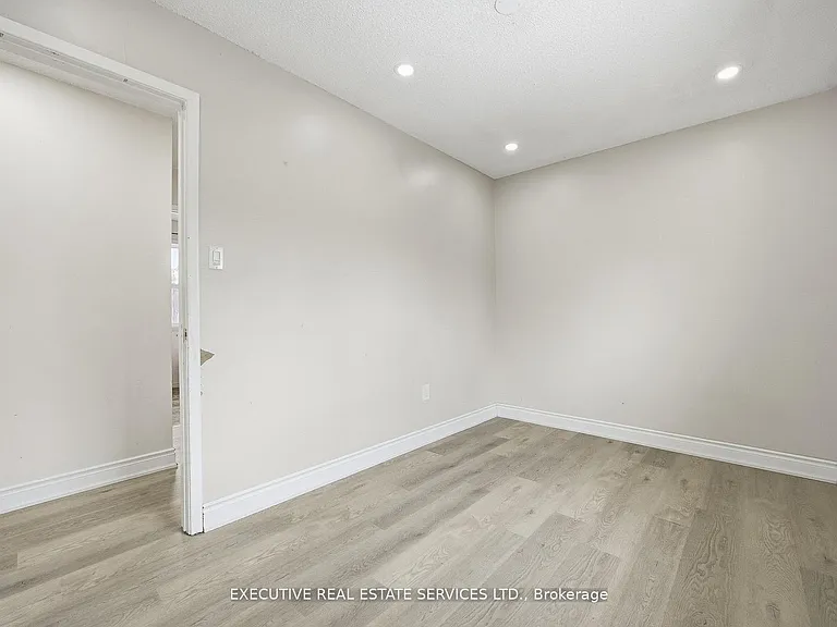 69 Lorraine Cres — Photo 14