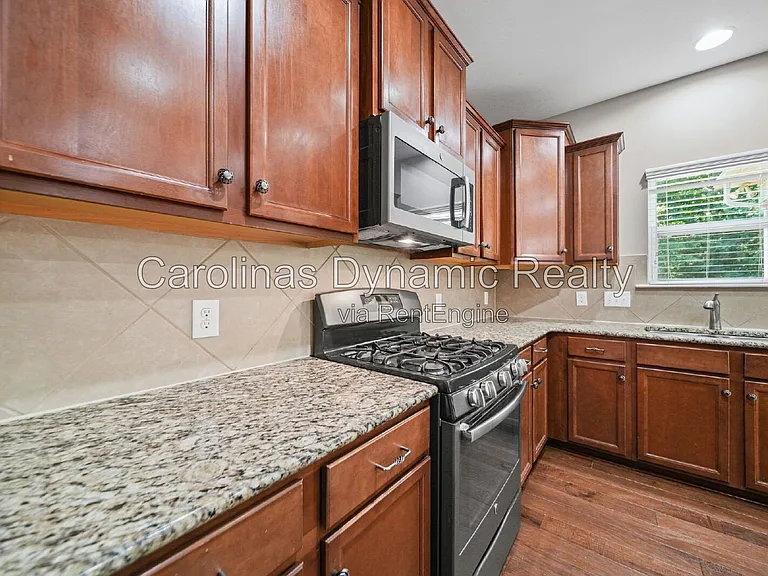 1912 Madeira Cir — Photo 13