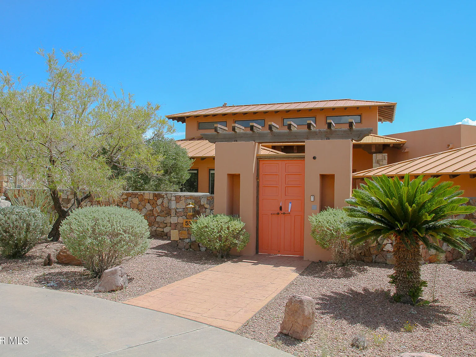 3 bed, 4.0 bath, 4933 sqft, $7,200 — Photo 4
