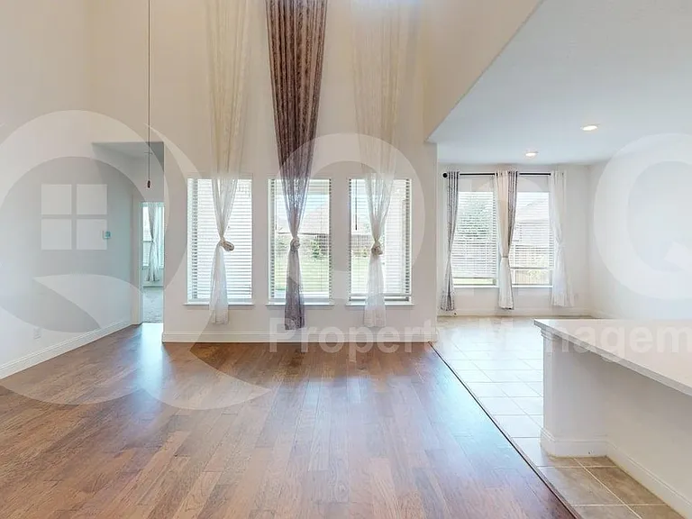 112 Baker St — Photo 3