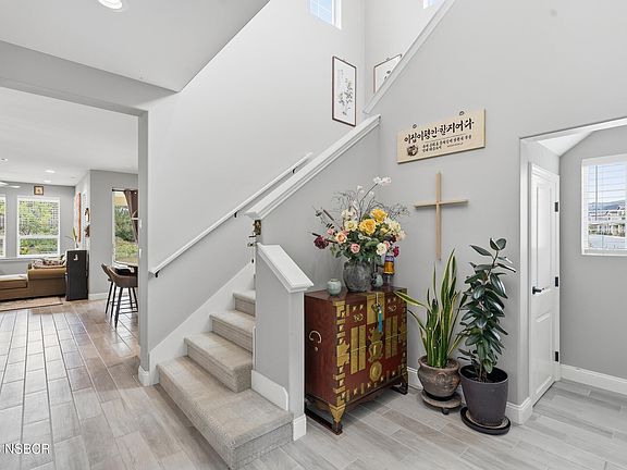 5th image of 629 Agapanthus Way