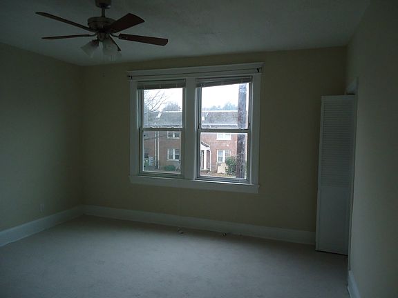 Large Bedroom (1 of 2)