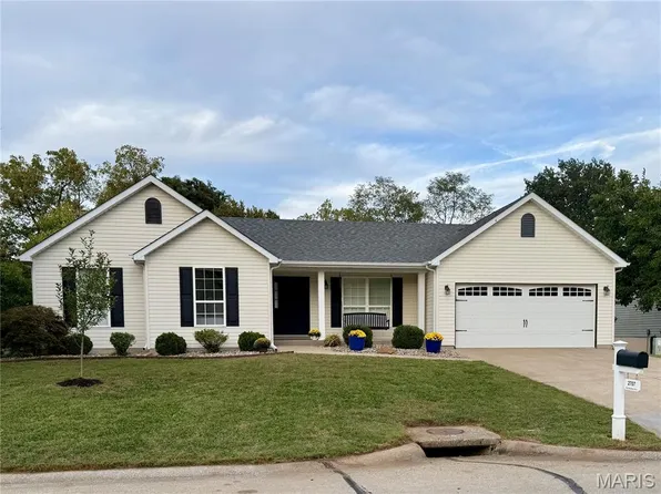2707 Post Meadows Dr, O'Fallon, MO 63368