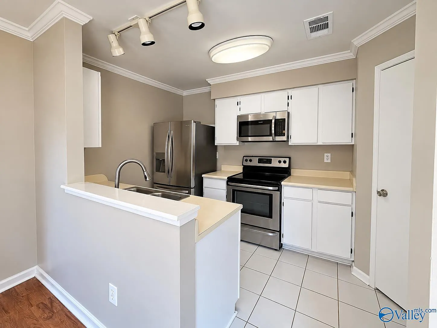 2 bed, 2.0 bath, 1000 sqft, $1,400 — Photo 4
