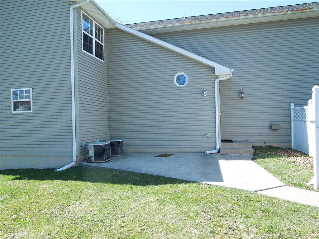 2 bed, 1.0 bath, 1225 sqft, $1,750 — Photo 4