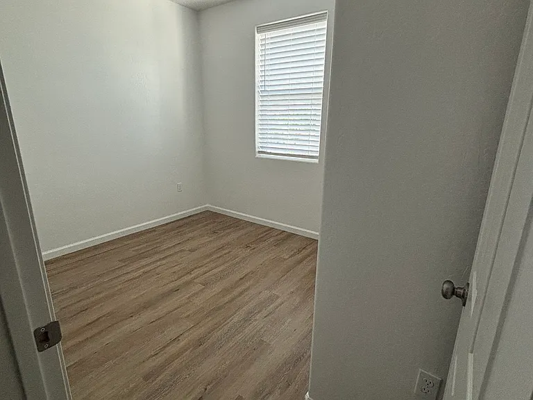 1093 Buena Vista Ln — Photo 8