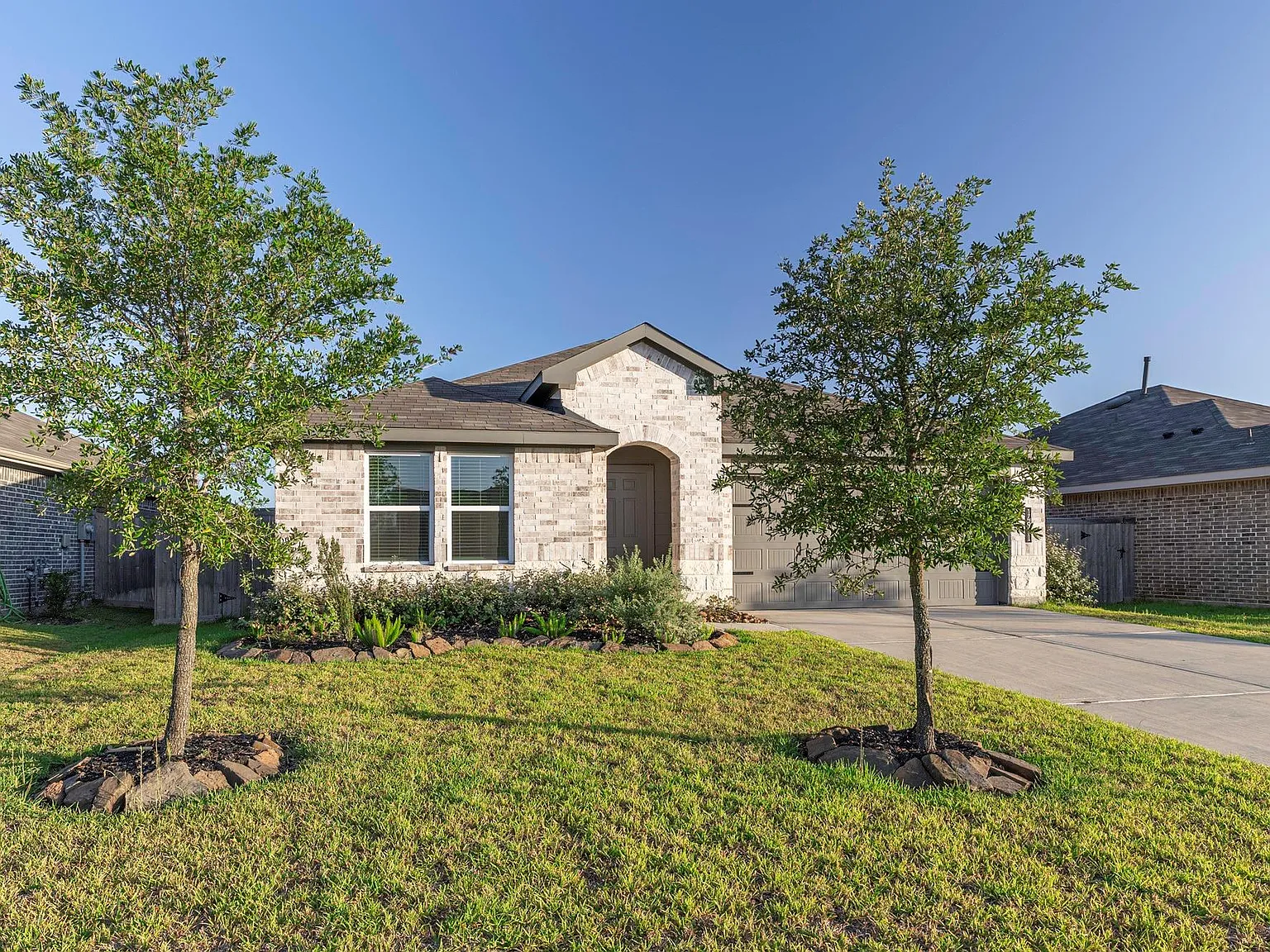 4 bed, 2.0 bath, 1934 sqft, $2,350 — Photo 1