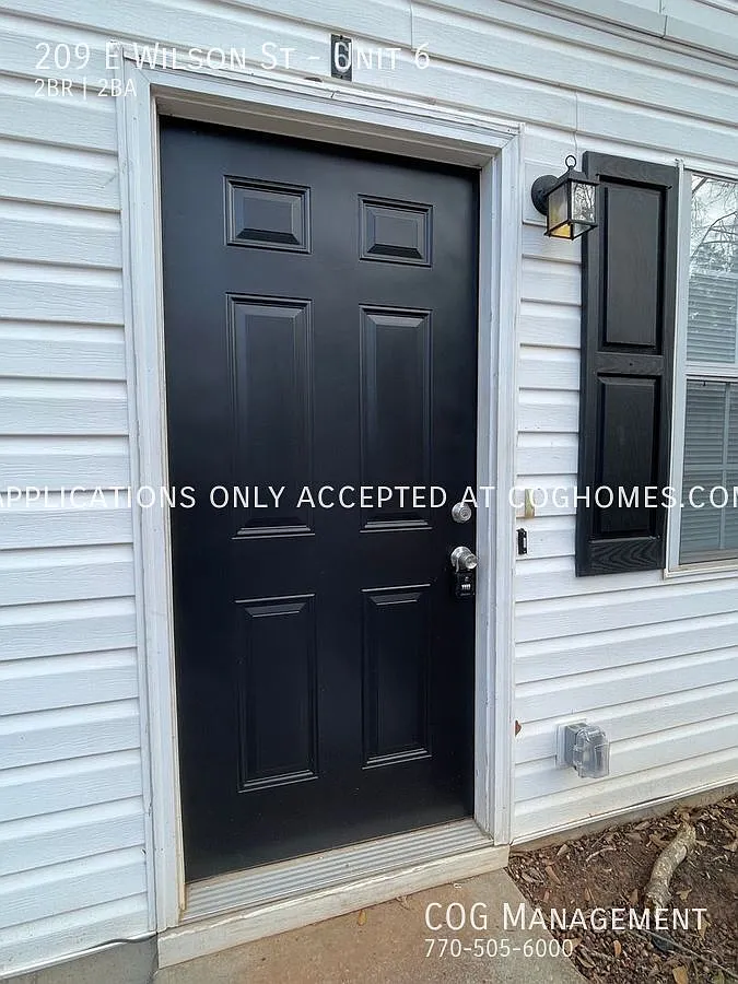 Cute Two Bedroom/1.5 Bath Close to Downtown Villa Rica — Photo 2