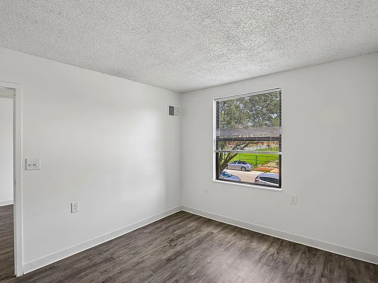 Riverview Apartments — Photo 43
