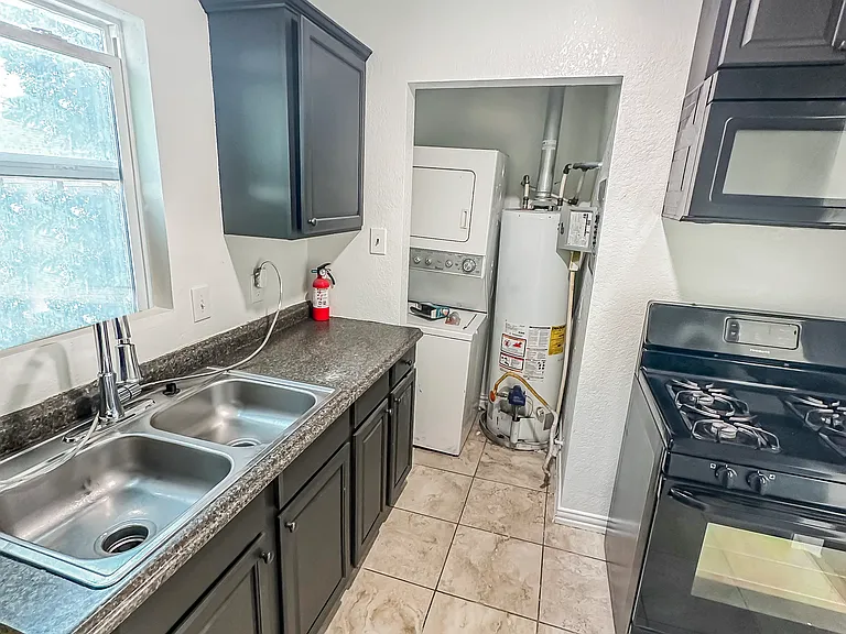 2404 Colony Ct — Photo 8