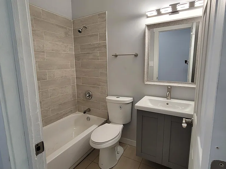 2nd hallway bath