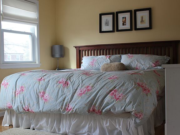 Bedroom (fits king bed)
