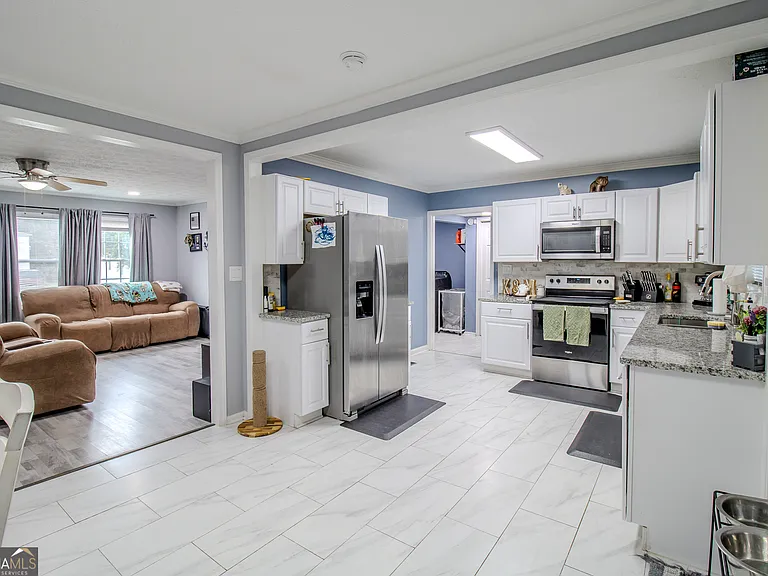579 Lynmore Ave — Photo 5