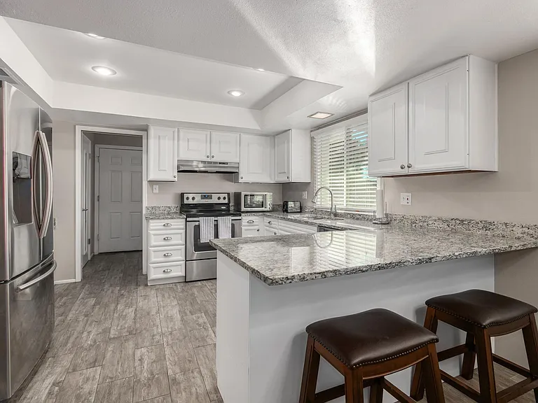 733 E Geneva Dr — Photo 2