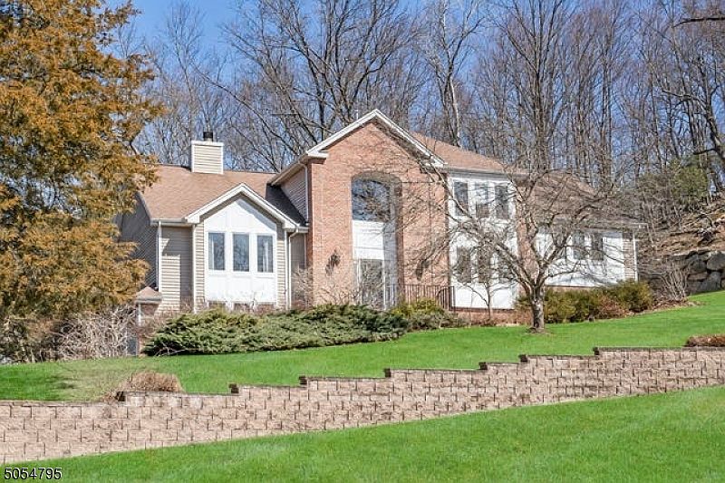 1st image of 27 Schindler Dr