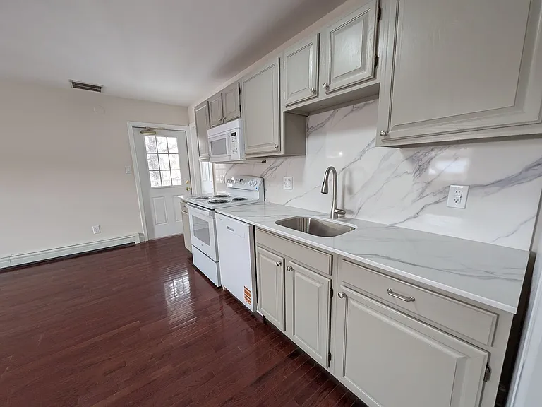 416 Main St #I — Photo 8