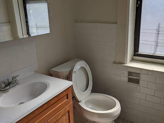 5th image of 253 W 1st St