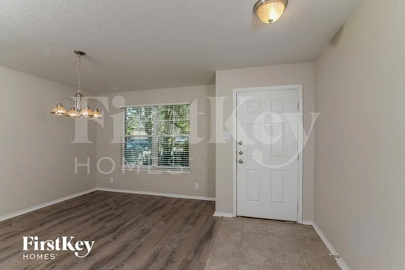 5 bed, 2.5 bath, 2588 sqft, $2,025 — Photo 3