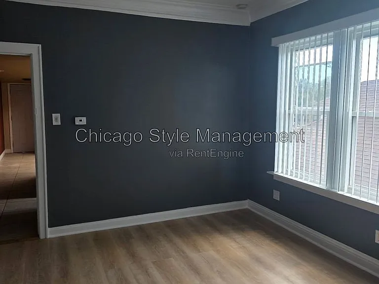 9517 S Escanaba Ave #1 — Photo 4